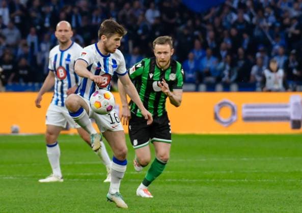 Soccer 2 Bundesliga, Hertha BSC Hannover 96 26 04 2024,xdanx,Soccer 2 Bundesliga, Hertha BSC Hannover 96, v l Jonjoe Kenny Hertha BSC 16 ,Cedric Teuchert Hannover 96 36 ,Zweikampf, Duell, Kampf, tackle DFL DFB REGULATIONS PROHIBIT ANY USE OF PHOTOGRAPHS as IMAGE SEQUENCES and or QUASI VIDEO Foto Daniel Lakomski Berlin Olympiastadion Berlin Berlin Germany EN Copyright: xDanielxLakomskix