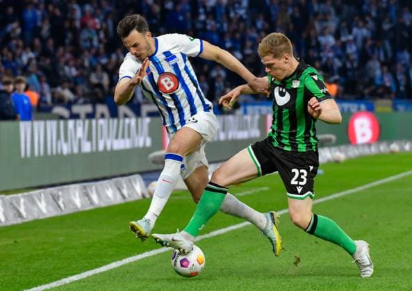 Soccer 2 Bundesliga, Hertha BSC Hannover 96 26 04 2024,xdanx,Soccer 2 Bundesliga, Hertha BSC Hannover 96, v l Haris Tabakovic Hertha BSC 25 ,Marcel Halstenberg Hannover 96 23 ,Zweikampf, Duell, Kampf, tackle DFL DFB REGULATIONS PROHIBIT ANY USE OF PHOTOGRAPHS as IMAGE SEQUENCES and or QUASI VIDEO Foto Daniel Lakomski Berlin Olympiastadion Berlin Berlin Germany EN Copyright: xDanielxLakomskix