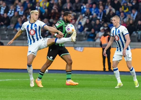 Soccer 2 Bundesliga, Hertha BSC Hannover 96 26 04 2024,xdanx,Soccer 2 Bundesliga, Hertha BSC Hannover 96, v l Marc Oliver Kempf Hertha BSC 20 ,Brooklyn Ezeh Hannover 96 37 ,Palko Dardai Hertha BSC 27 ,duel, duel, fight, tackle DFL DFB REGULATIONS PROHIBIT ANY USE OF PHOTOGRAPHS as IMAGE SEQUENCES and or QUASI VIDEO Photo Daniel Lakomski Berlin Olympiastadion Berlin Berlin Germany EN Copyright: xDanielxLakomskix