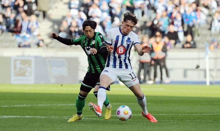 Sei Muroya, Fabian Reese duel match scene action sport soccer soccer DFL 2 Bundesliga men 31 matchday season 2023 2024 26 04 2024 Hertha BSC Berlin vs Hannover 96 DFL regulations prohibit any use of photographs as image sequences and or quasi video