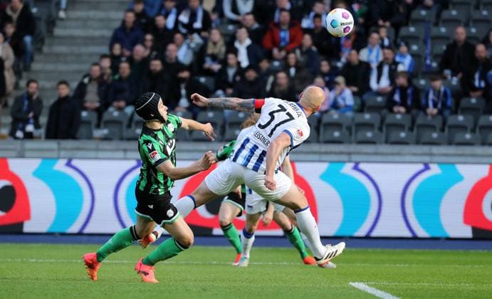 Nicolo Tresoldi in a duel with Toni Leistner Sport Football Soccer DFL 2 Bundesliga Men 31 Matchday Season 2023 2024 26 04 2024 Hertha BSC Berlin vs Hannover 96 DFL regulations prohibit any use of photographs as image sequences and or quasi video