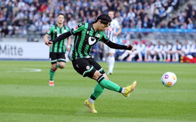 Sei Muroya single image cropping action sports soccer soccer DFL 2 Bundesliga men 31 matchday season 2023 2024 26 04 2024 Hertha BSC Berlin vs Hannover 96 DFL regulations prohibit any use of photographs as image sequences and or quasi video