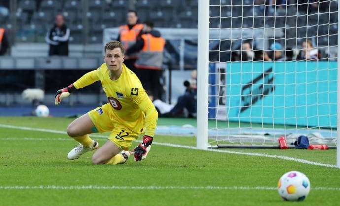 Goalkeeper Tjark Ernst looks after the ball Single image Crop action Sport Football Soccer DFL 2 Bundesliga Men 31 Matchday Season 2023 2024 26 04 2024 Hertha BSC Berlin vs Hannover 96 DFL regulations prohibit any use of photographs as image sequences and or quasi video