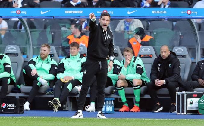 Coach Stefan Leitl pointing, gesticulating Single image Crop action Sport Football Soccer DFL 2 Bundesliga Men 31 Matchday Season 2023 2024 26 04 2024 Hertha BSC Berlin vs Hannover 96 DFL regulations prohibit any use of photographs as image sequences and or quasi video