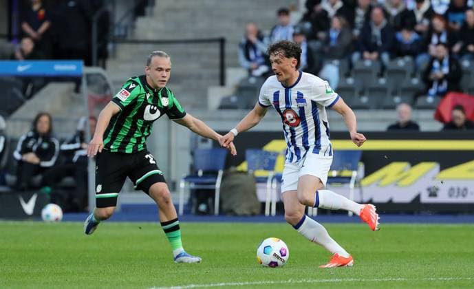 Lars Gindorf, Fabian Reese Zweikampf Spielzene Action Sport Fußball Fußball DFL 2 Bundesliga Herren 31 Spieltag Saison 2023 2024 26 04 2024 Hertha BSC Berlin vs Hannover 96 DFL regulations prohibit any use of photographs as image sequences and or quasi video