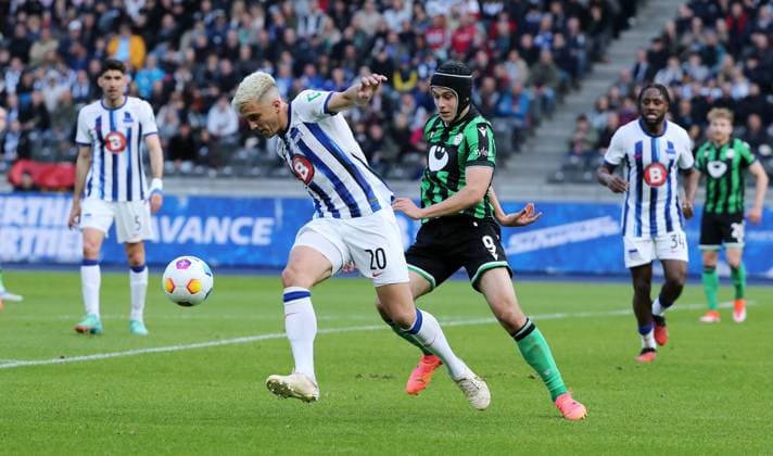 Marc Oliver Kempf in a duel with Nicolo Tresoldi Sport Football Soccer DFL 2 Bundesliga Men 31 Matchday Season 2023 2024 26 04 2024 Hertha BSC Berlin vs Hannover 96 DFL regulations prohibit any use of photographs as image sequences and or quasi video