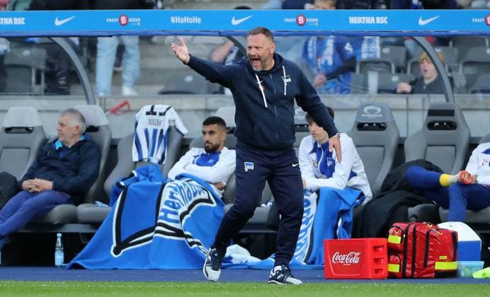 Coach Pal Dardai pointing, gesticulating, behind him Aymane Barkok Sport Football Soccer DFL 2 Bundesliga Men 31 Matchday Season 2023 2024 26 04 2024 Hertha BSC Berlin vs Hannover 96 DFL regulations prohibit any use of photographs as image sequences and or quasi video