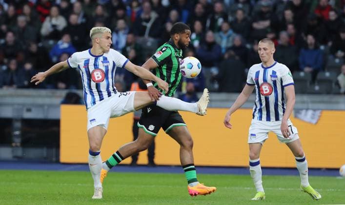 Marc Oliver Kempf in a duel with Brooklyn Ezeh, Palko Dardai Sport Football Soccer DFL 2 Bundesliga Men 31 Matchday Season 2023 2024 26 04 2024 Hertha BSC Berlin vs Hannover 96 DFL regulations prohibit any use of photographs as image sequences and or quasi video