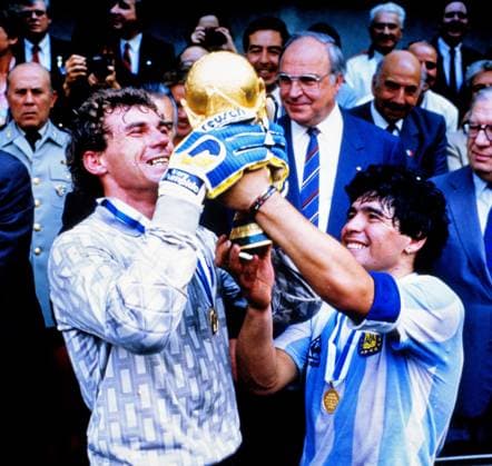 Archivbilder der Woche SPORT KW17 Endspiel der Fussball Weltmeisterschaft 1986 in Mexiko Deutschland - Argentinien Diego Maradona und Torwart Nero Pumpido mit dem Weltpokal beim Endspiel der Fussball Weltmeisterschaft Deutschland - Argentinien in Mexiko 1986 ARCHIV FOTO ! *** Final the Football World Cup 1986 in Mexico Germany Argentina Diego Maradona and Goalkeeper Nero Pumpido with the World Cup the Final the Football World Cup Germany Argentina in Mexico 1986 Archive Photo