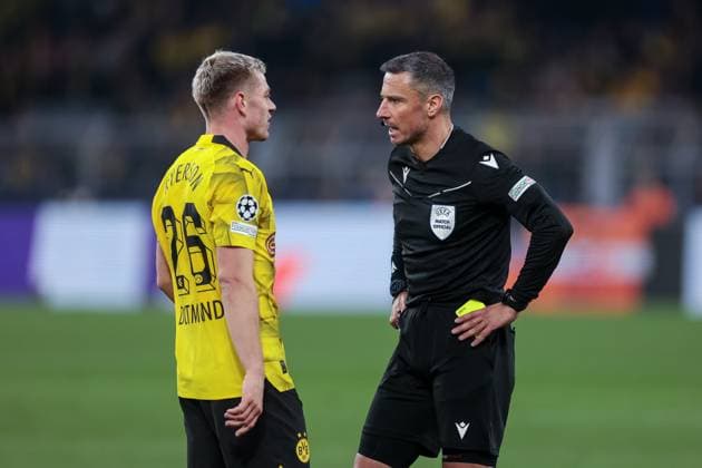 16 04 2024, Football, Season 2023 2024, UEFA Champions League, UCL, Quarter-final, Round 2, Second leg, Borussia Dortmund Atletico Madrid, v l Julian Ryerson Borussia Dortmund gets yellow card from referee Slavko Vincic SVN, Dortmund Signal Iduna Park NRW Germany xRHR PHOTO DEx Copyright: DennisxEwert RHR-FOTOx RHR-FOTO DE