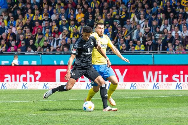 Soccer I Men I Season 2023 2024 I 2 Bundesliga I Matchday 31 I Eintracht Braunschweig Hamburger SV I 27 04 2024 Robert Glatzel 9, Hamburger SV score 0 1 Hasan Kurucay 29, Eintracht Braunschweig try to disrupt him Braunschweig Eintracht Stadion Niedersachsen Germany Copyright: xLobecax xHenningxRohlfsx