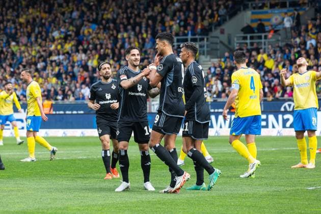 Soccer I Men I Season 2023 2024 I 2 Bundesliga I Matchday 31 I Eintracht Braunschweig Hamburger SV I 27 04 2024 Hamburger SV cheers to 0 2 Braunschweig Eintracht Stadion Niedersachsen Germany Copyright: xLobecax xHenningxRohlfsx