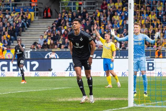Soccer I Men I Season 2023 2024 I 2 Bundesliga I 31 Matchday I Eintracht Braunschweig Hamburger SV I 27 04 2024 Robert Glatzel 9, Hamburger SV after the 0 2 Braunschweig Eintracht Stadion Niedersachsen Germany Copyright: xLobecax xHenningxRohlfsx