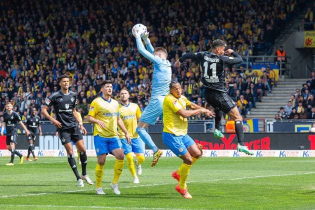 Soccer I Men I Season 2023 2024 I 2 Bundesliga I 31 Matchday I Eintracht Braunschweig Hamburger SV I 27 04 2024 Ransford Yeboah Königsdörffer 11, Hamburger SV goes against Ron Thorben Hoffmann 1, Eintracht Braunschweig into the duel Braunschweig Eintracht Stadium Lower Saxony Germany Copyright: xLobecax xHenningxRohlfsx