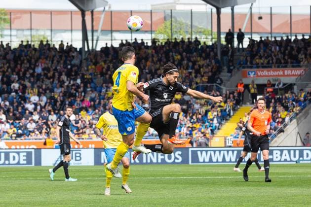 Soccer I Men I Season 2023 2024 I 2 Bundesliga I 31 Matchday I Eintracht Braunschweig Hamburger SV I 27 04 2024 Jannis Nikolaou 4, Eintracht Braunschweig goes against Immanuel Pherai 10, Hamburger SV into the duel Braunschweig Eintracht Stadion Niedersachsen Germany Copyright: xLobecax xHenningxRohlfsx