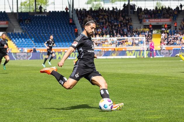 Soccer I Men I Season 2023 2024 I 2 Bundesliga I Matchday 31 I Eintracht Braunschweig Hamburger SV I 27 04 2024 Immanuel Pherai 10, Hamburger SV crosses Braunschweig Eintracht Stadion Niedersachsen Germany Copyright: xLobecax xHenningxRohlfsx