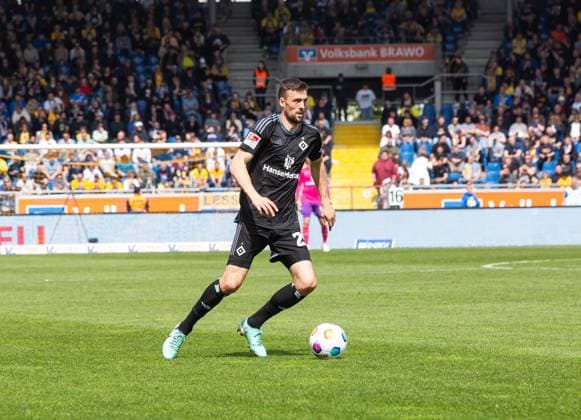 Soccer I Men I Season 2023 2024 I 2 Bundesliga I 31 Matchday I Eintracht Braunschweig Hamburger SV I 27 04 2024 Jonas Meffert 23, Hamburger SV on the ball Braunschweig Eintracht Stadion Niedersachsen Germany Copyright: xLobecax xHenningxRohlfsx
