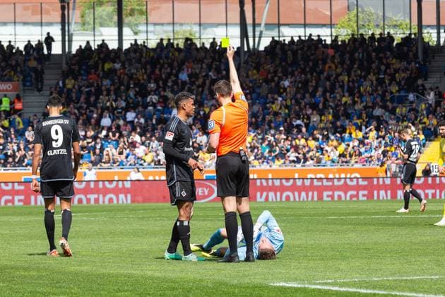Soccer I Men I Season 2023 2024 I 2 Bundesliga I Matchday 31 I Eintracht Braunschweig Hamburger SV I 27 04 2024 Referee Daniel Siebert shows the yellow card after a foul on Ron Thorben Hoffmann 1, Eintracht Braunschweig Ransford Yeboah Königsdörffer 11, Hamburger SV Braunschweig Eintracht Stadion Niedersachsen Germany Copyright: xLobecax xHenningxRohlfsx