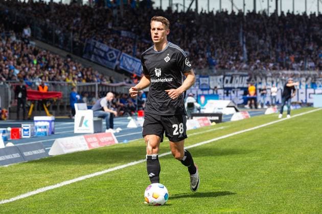 Soccer I Men I Season 2023 2024 I 2 Bundesliga I 31 Matchday I Eintracht Braunschweig Hamburger SV I 27 04 2024 Miro Muheim 28, Hamburger SV on the ball Braunschweig Eintracht Stadium Lower Saxony Germany Copyright: xLobecax xHenningxRohlfsx