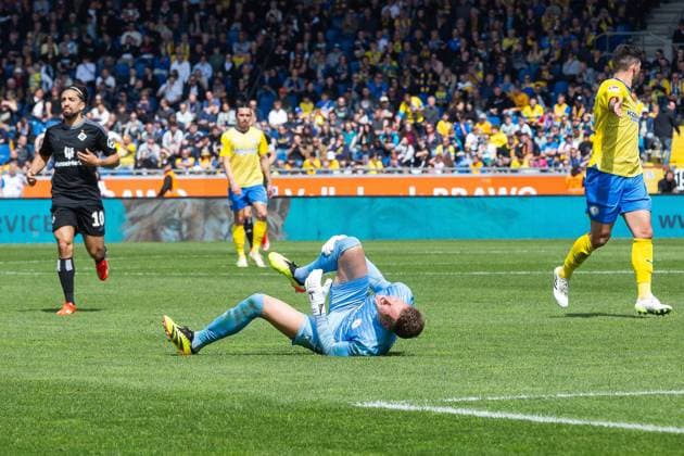 Soccer I Men I Season 2023 2024 I 2 Bundesliga I 31 Matchday I Eintracht Braunschweig Hamburger SV I 27 04 2024 Ron Thorben Hoffmann 1, Eintracht Braunschweig lies on the ground in pain Braunschweig Eintracht Stadion Niedersachsen Germany Copyright: xLobecax xHenningxRohlfsx
