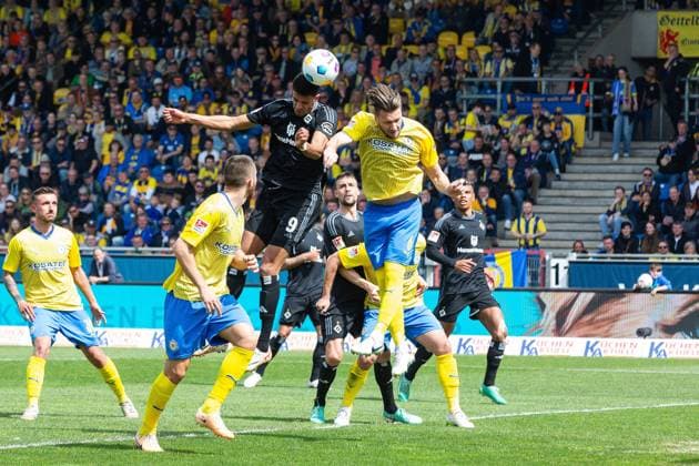 Soccer I Men I Season 2023 2024 I 2 Bundesliga I Matchday 31 I Eintracht Braunschweig Hamburger SV I 27 04 2024 Robert Glatzel 9, Hamburger SV goes against Ermin Bicakcic 6, Eintracht Braunschweig in the header duel Braunschweig Eintracht Stadion Niedersachsen Germany Copyright: xLobecax xHenningxRohlfsx