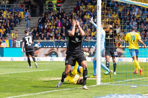 Soccer I Men I Season 2023 2024 I 2 Bundesliga I 31 Matchday I Eintracht Braunschweig Hamburger SV I 27 04 2024 Robert Glatzel 9, Hamburger SV annoys Braunschweig Eintracht Stadion Niedersachsen Germany Copyright: xLobecax xHenningxRohlfsx