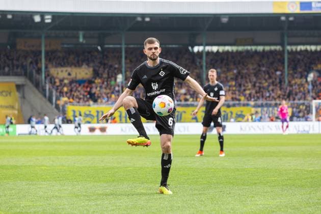 Soccer I Men I Season 2023 2024 I 2 Bundesliga I Matchday 31 I Eintracht Braunschweig Hamburger SV I 27 04 2024 Lukasz Poreba 6, Hamburger SV takes the ball Braunschweig Eintracht Stadion Niedersachsen Germany Copyright: xLobecax xHenningxRohlfsx