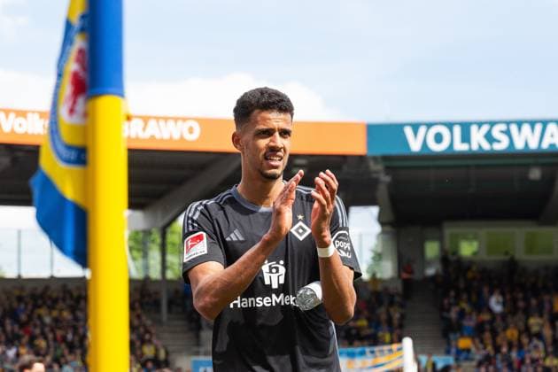 Soccer I Men I Season 2023 2024 I 2 Bundesliga I 31 Matchday I Eintracht Braunschweig Hamburger SV I 27 04 2024 Robert Glatzel 9, Hamburger SV claps Braunschweig Eintracht Stadion Niedersachsen Germany Copyright: xLobecax xHenningxRohlfsx