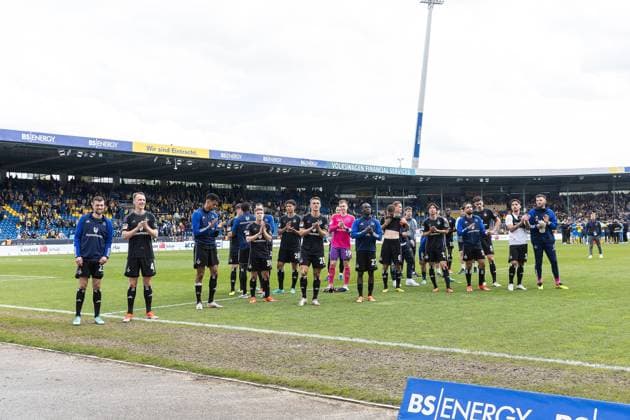 Soccer I Men I Season 2023 2024 I 2 Bundesliga I Matchday 31 I Eintracht Braunschweig Hamburger SV I 27 04 2024 Hamburger SV celebrates victory Braunschweig Eintracht Stadion Niedersachsen Germany Copyright: xLobecax xHenningxRohlfsx