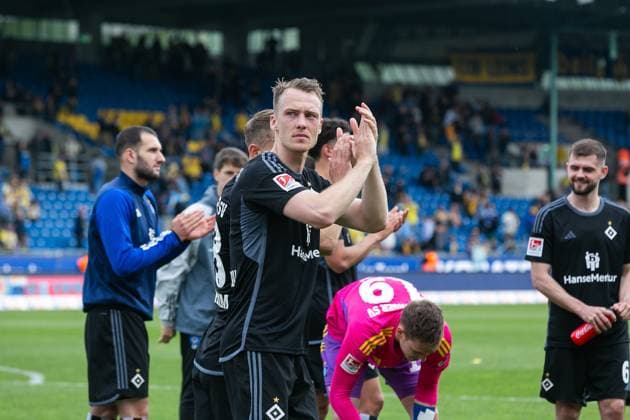 Soccer I Men I Season 2023 2024 I 2 Bundesliga I 31 Matchday I Eintracht Braunschweig Hamburger SV I 27 04 2024 Sebastian Schonlau 4, Hamburger SV claps Braunschweig Eintracht Stadion Niedersachsen Germany Copyright: xLobecax xHenningxRohlfsx