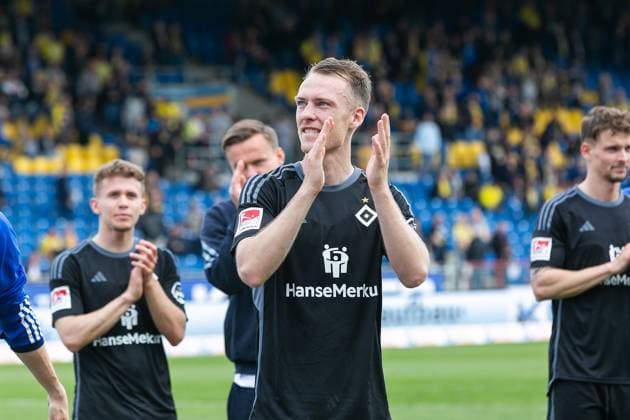 Soccer I Men I Season 2023 2024 I 2 Bundesliga I 31 Matchday I Eintracht Braunschweig Hamburger SV I 27 04 2024 Sebastian Schonlau 4, Hamburger SV claps Braunschweig Eintracht Stadion Niedersachsen Germany Copyright: xLobecax xHenningxRohlfsx