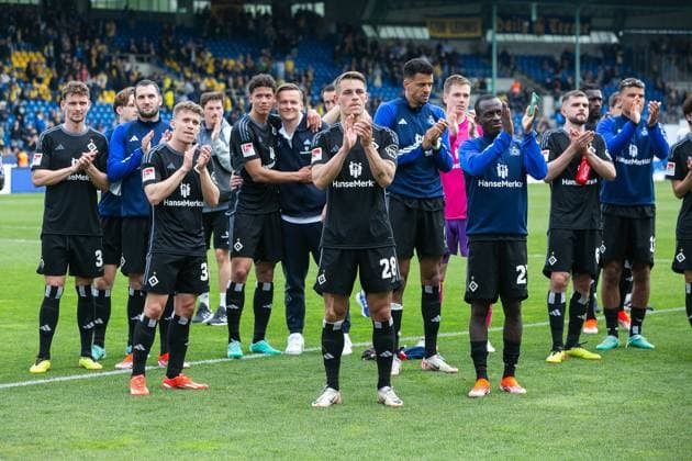 Soccer I Men I Season 2023 2024 I 2 Bundesliga I Matchday 31 I Eintracht Braunschweig Hamburger SV I 27 04 2024 Hamburger SV celebrates victory Braunschweig Eintracht Stadion Niedersachsen Germany Copyright: xLobecax xHenningxRohlfsx