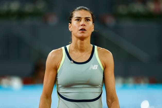 April 27, 2024, Madrid, Madrid, SPAIN: Sorana Cirstea of Romania looks on against Iga Swiatek of Poland during the Mutua Madrid Open 2024, ATP, Tennis Herren Masters 1000 and WTA, Tennis Damen 1000, tournament celebrated at Caja Magica on April 27, 2024 in Madrid, Spain. Madrid SPAIN - ZUMAa181 20240427_zaa_a181_002 Copyright: xIrinaxR.xHipolitox