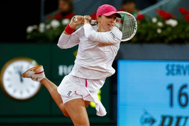 April 27, 2024, Madrid, Madrid, SPAIN: Iga Swiatek of Poland in action against Sorana Cirstea of Romania during the Mutua Madrid Open 2024, ATP, Tennis Herren Masters 1000 and WTA, Tennis Damen 1000, tournament celebrated at Caja Magica on April 27, 2024 in Madrid, Spain. Madrid SPAIN - ZUMAa181 20240427_zaa_a181_003 Copyright: xIrinaxR.xHipolitox