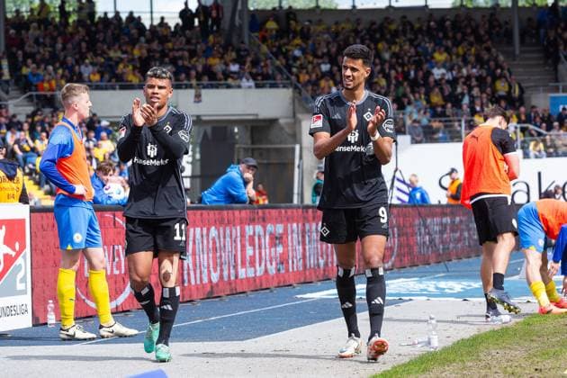 Soccer I Men I Season 2023 2024 I 2 Bundesliga I Matchday 31 I Eintracht Braunschweig Hamburger SV I 27 04 2024 Ransford Yeboah Königsdörffer 11, Hamburger SV and Robert Glatzel 9, Hamburger SV clap Braunschweig Eintracht Stadion Niedersachsen Germany Copyright: xLobecax xHenningxRohlfsx