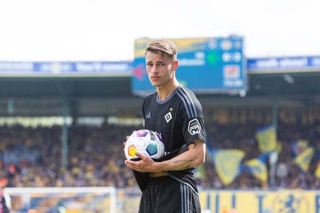 Soccer I Men I Season 2023 2024 I 2 Bundesliga I 31 Matchday I Eintracht Braunschweig Hamburger SV I 27 04 2024 Miro Muheim 28, Hamburger SV looks into the camera Braunschweig Eintracht Stadion Niedersachsen Germany Copyright: xLobecax xHenningxRohlfsx