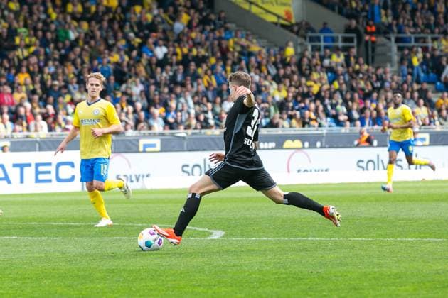Soccer I Men I Season 2023 2024 I 2 Bundesliga I Matchday 31 I Eintracht Braunschweig Hamburger SV I 27 04 2024 Anssi Suhonen 36, Hamburger SV shoots on goal Braunschweig Eintracht Stadion Niedersachsen Germany Copyright: xLobecax xHenningxRohlfsx