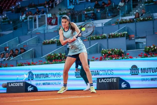 April 27, 2024, Usera, Madrid, Spain: Sorana Cirstea of Romania plays against Iga Swiatek of Poland on Day Six of the Mutua Madrid Open 2024 tournament at La Caja Magica. Final score; Iga Swiatek 2:0 Sorana Cirstea. Usera Spain - ZUMAs197 20240427_aaa_s197_058 Copyright: xMiguelxReisx