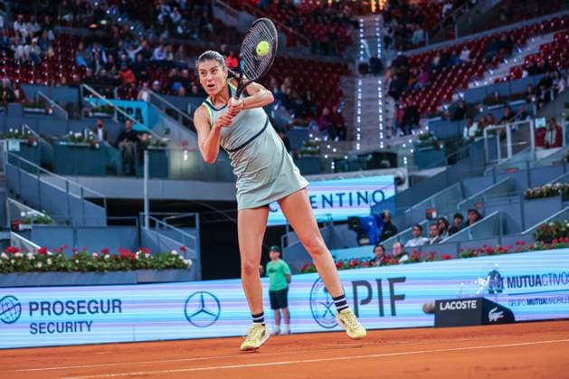 April 27, 2024, Usera, Madrid, Spain: Sorana Cirstea of Romania plays against Iga Swiatek of Poland on Day Six of the Mutua Madrid Open 2024 tournament at La Caja Magica. Final score; Iga Swiatek 2:0 Sorana Cirstea. Usera Spain - ZUMAs197 20240427_aaa_s197_062 Copyright: xMiguelxReisx