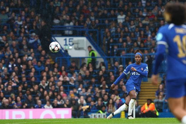 Chelsea gegen Barcelona Frauen 27. April 2024, London UEFA Women™s Champions League, Halbfinale, Rückspiel Chelsea gegen Barcelona Frauen Kadeisha Buchanan von Chelsea vor vollem Haus an der Stamford Bridge Foto Charlotte Wilson Offside London UK  Copyright: xCharlottexWilsonx xOffsidexOffside