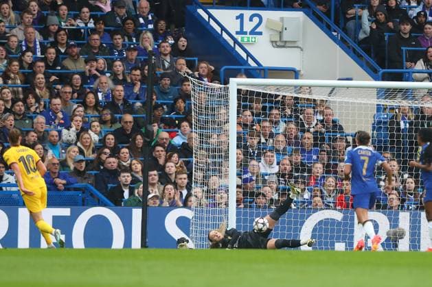 27th April 2024; Stamford Bridge, London, England: UEFA Womens Champions League Football, Semi Final, Second Leg, Chelsea versus Barcelona; goalkeeper Hannah Hampton of Chelsea dives and saves a shot from Caroline Graham Hansen of Barcelona towards the bottom corner.  ActionPlus12635627 KatiexChan