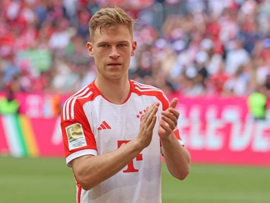 6 Joshua Kimmich FCB cheer, cheer at the end, final cheer, team cheer, football 1 BL FC Bayern Muenchen Eintracht Frankfurt 27 04 2024 Allianz Arena PHOTO Mladen Lackovic LakoPress