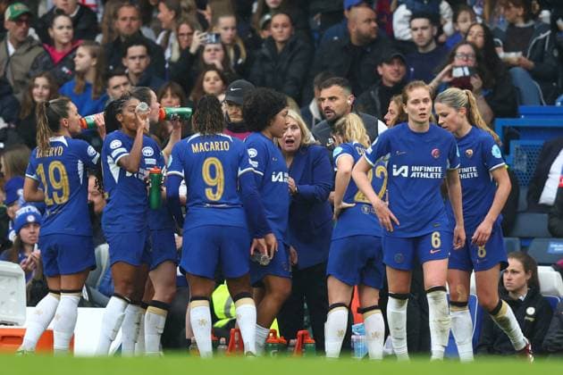 Chelsea gegen Barcelona Women 27. April 2024, London UEFA Women™s Champions League, Halbfinale, Rückspiel Chelsea gegen Barcelona Women Chelsea-Managerin Emma Hayes spricht mit ihrer Mannschaft Foto Charlotte Wilson Offside London UK  Copyright: xCharlottexWilsonx xOffsidexOffside