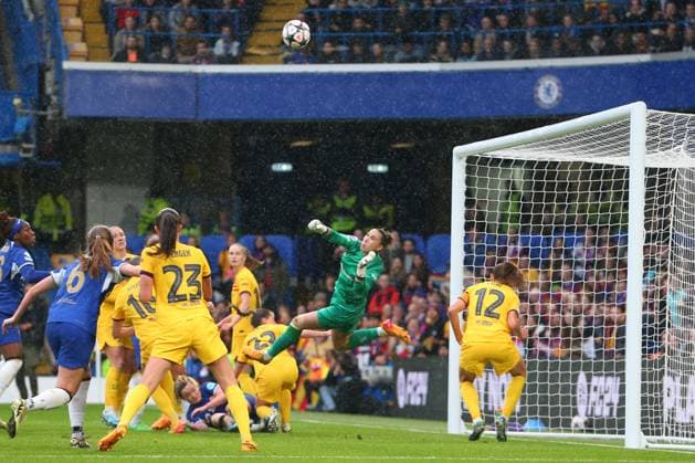 27th April 2024; Stamford Bridge, London, England: UEFA Womens Champions League Football, Semi Final, Second Leg, Chelsea versus Barcelona; goalkeeper Catalina Coll of Barcelona punches an incoming cross away  ActionPlus12635656 KatiexChan