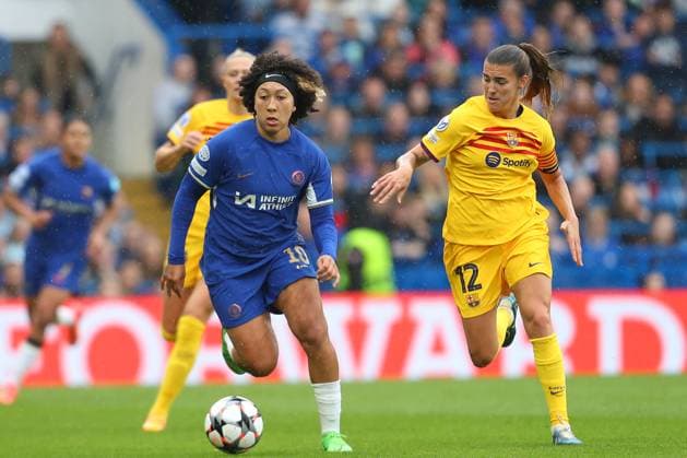 27th April 2024; Stamford Bridge, London, England: UEFA Womens Champions League Football, Semi Final, Second Leg, Chelsea versus Barcelona; Lauren James of Chelsea followed by Patri Guijarro of Barcelona.  ActionPlus12635665 KatiexChan