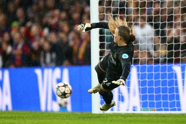 Chelsea gegen Barcelona Women 27. April 2024, London UEFA Women™s Champions League, Halbfinale, Rückspiel Chelsea gegen Barcelona Women Chelsea-Torhüterin Hannah Hampton wird durch einen Elfmeter besiegt 0 2 Foto Charlotte Wilson Abseits London UK  Copyright: xCharlottexWilsonx xOffsidexOffside
