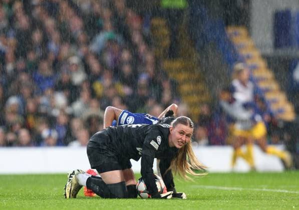 Chelsea gegen Barcelona Women 27. April 2024, London UEFA Women™s Champions League, Halbfinale, Rückspiel Chelsea gegen Barcelona Women Chelsea-Torhüterin Hannah Hampton ist verletzt Foto Charlotte Wilson Abseits London UK  Copyright: xCharlottexWilsonx xOffsidexOffside