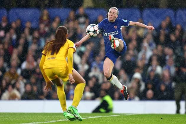 Chelsea gegen Barcelona Frauen 27. April 2024, London UEFA Women™s Champions League, Halbfinale, Rückspiel Chelsea gegen Barcelona Frauen Niamh Charles von Chelsea streckt sich nach dem Ball Foto Charlotte Wilson Abseits London UK  Copyright: xCharlottexWilsonx xOffsidexOffside
