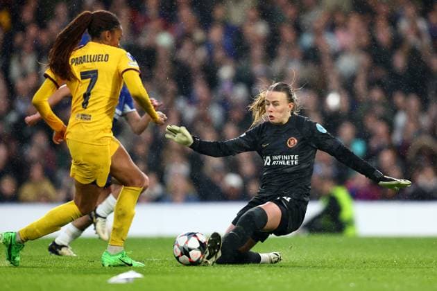 Chelsea gegen Barcelona Frauen 27. April 2024, London UEFA Women™s Champions League, Halbfinale, Rückspiel Chelsea gegen Barcelona Frauen Chelsea-Torhüterin Hannah Hampton rutscht aus, um den Ball von Salma Paralluelo von Barcelona abzuwehren Foto Charlotte Wilson Abseits London UK  Copyright: xCharlottexWilsonx xOffsidexOffside