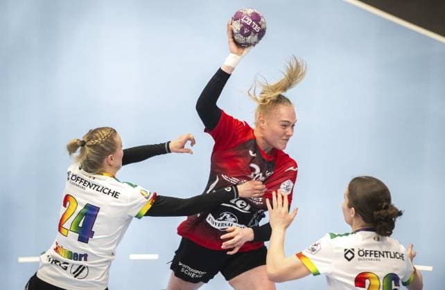 Sport Themen der Woche KW17 Sport Bilder des Tages HANDBALL FRAUEN 1. BUNDESLIGA 23. SPIELTAG THC - VFL OLDENBURG ** NUR FÜR REDAKTIONELLE ZWECKE ** EDITORIAL USE ONLY **<p>27 04 2024-Bad Langensalza: Handball Frauen 1. Bundesliga Frauen Saison 2023-2024 Salzhalle 23. Spieltag Thüringer HC - VfL Oldenburg im Foto: Johanna Reichert 29 (Thüringer HC) im Zweikampf mit Luisa Knippert 24 (VfL Oldenburg) ( Deutschland Thueringen Bad Langensalza Copyright: SaschaxFromm *** HANDBALL WOMEN 1 BUNDESLIGA 23 GAME DAY THC VFL OLDENBURG FOR EDITORIAL PURPOSES ONLY p 27 04 2024 Bad Langensalza Handball Women 1 Bundesliga Women Season 2023 2024 Salzhalle 23 Matchday Thüringer HC VfL Oldenburg in photo Johanna Reichert 29 Thüringer HC in duel with Luisa Knippert 24 VfL Oldenburg Germany Thuringia Bad Langensalza Copyright SaschaxFromm Copyright: SaschaxFromm doc7v6n0pq7mox15ar158kb ,EDITORIAL USE ONLY